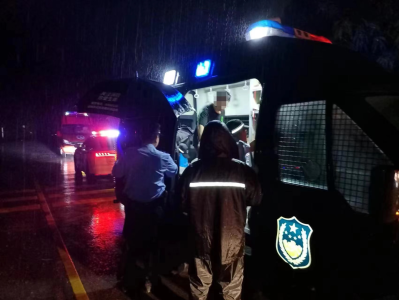 深圳一家五口突遇大雨被困深山，民警连夜紧急救援