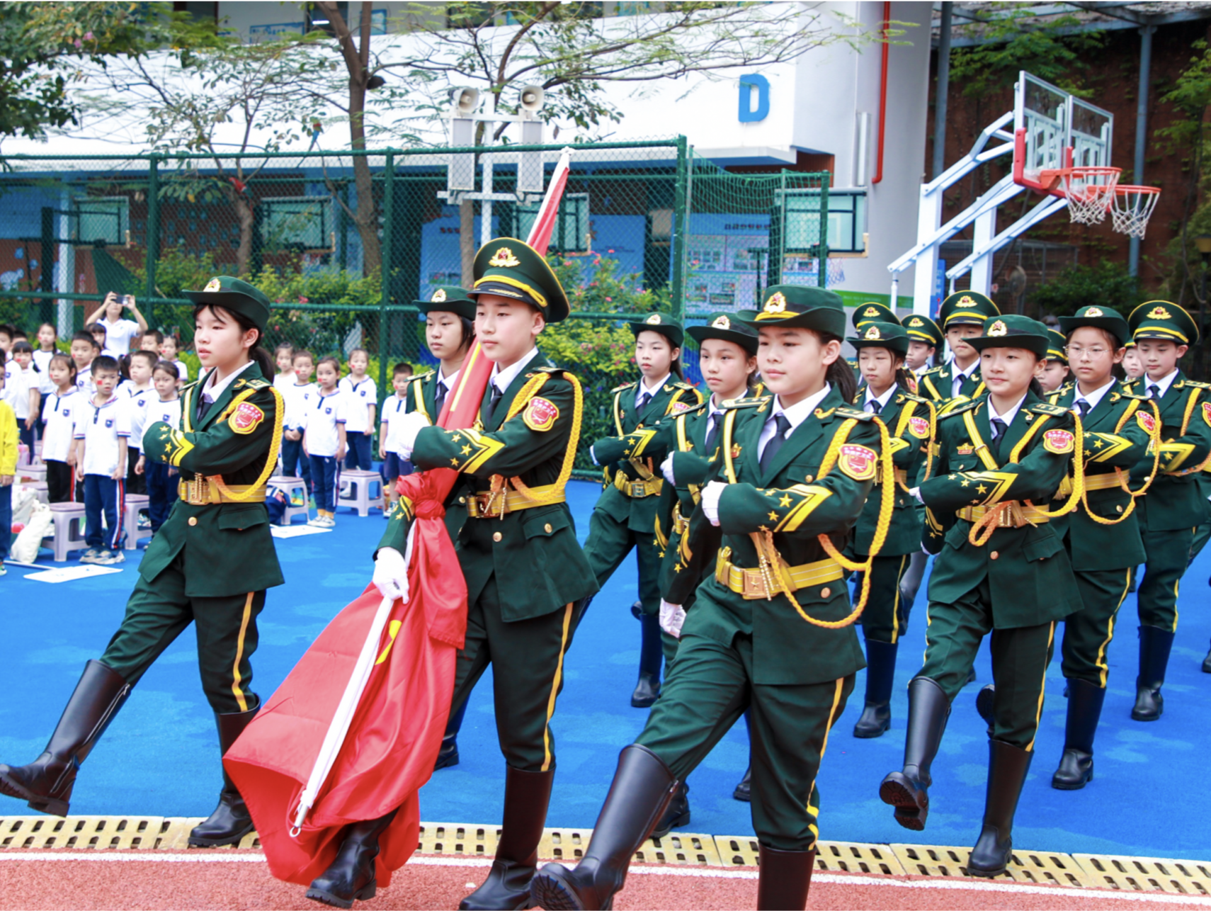 国旗班第一任班长来到深圳！前海港湾小学获赠天安门国旗