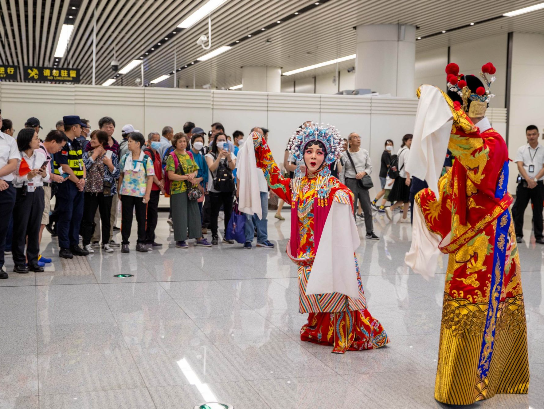 莲塘口岸“空降”粤剧快闪！深港居民共赏《帝女花》