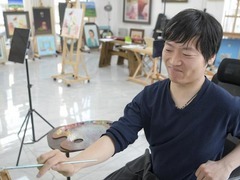 追逐梦想：中国残疾人艺术家画作亮相法国卢浮宫