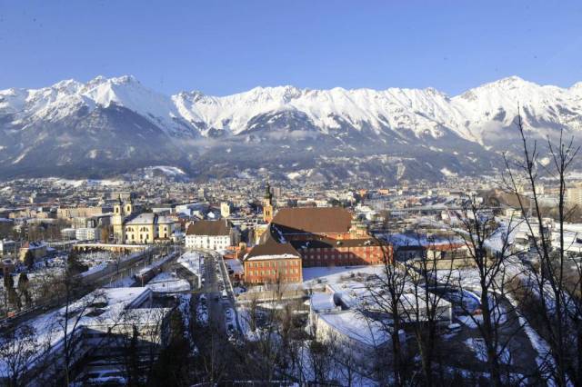 这是2012年1月11日拍摄的雪山下的奥地利西部城市因斯布鲁克。新华社记者武巍摄