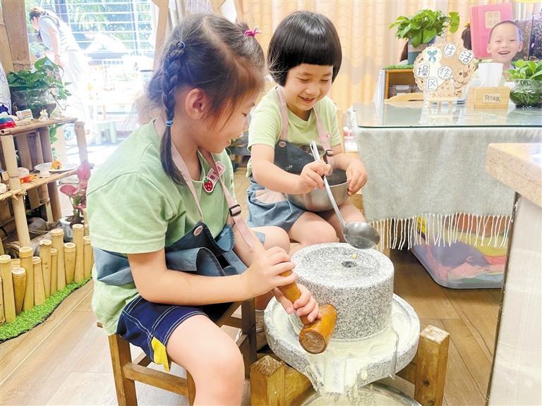 （发记者稿， ）能颠勺会刺绣泥里滚！深圳这家幼儿园的娃娃真能干