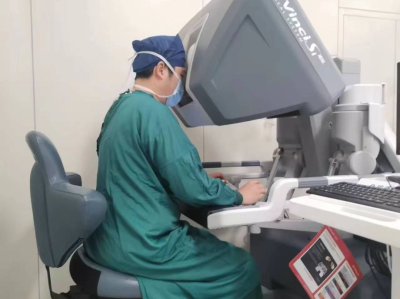 长出17厘米肿瘤竟毫无知觉，机器人辅助腹腔镜手术成功切除  ​