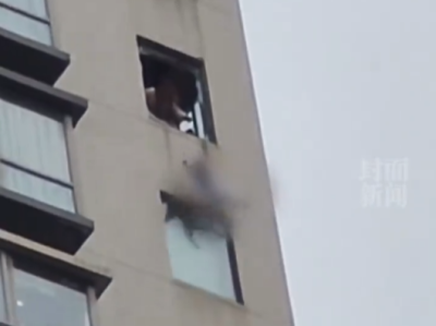 重庆警方：女子突发躁狂，砍伤婆婆后将3岁幼子从22楼窗户抛下坠亡