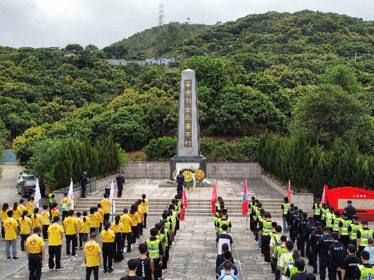 东莞志愿者清明缅怀革命先烈