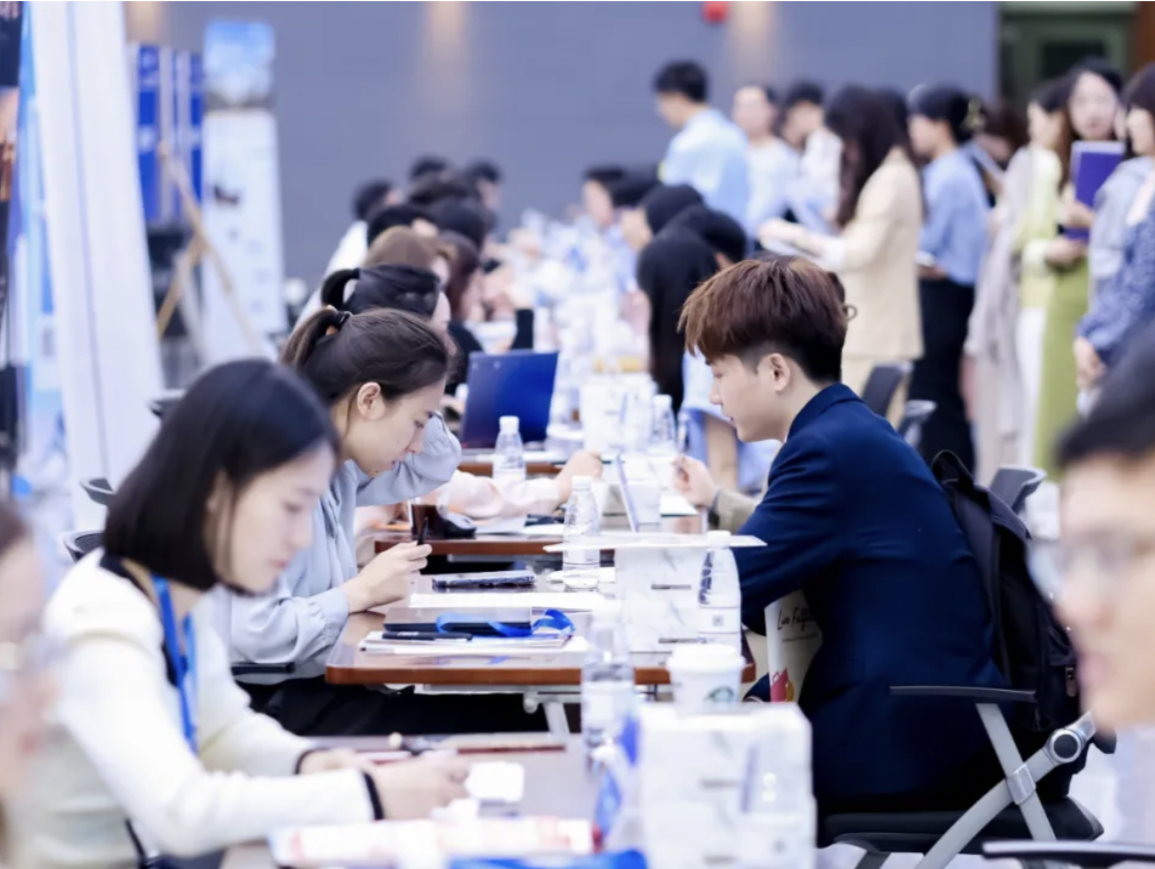 春招进行时！44家名企赴北大汇丰商学院求才