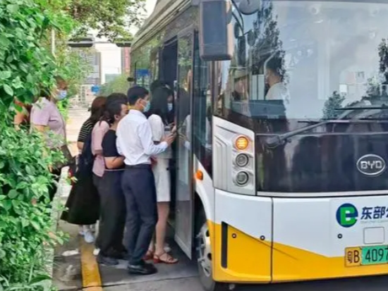 乘客突然流鼻血 东部公交龙华车队驾驶员伸出援手