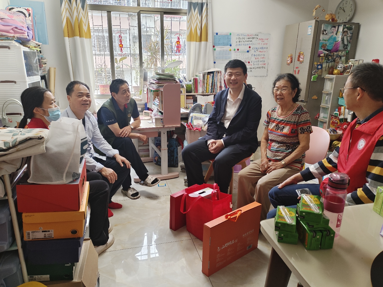 清明节前夕园岭街道开展上门走访慰问烈属活动