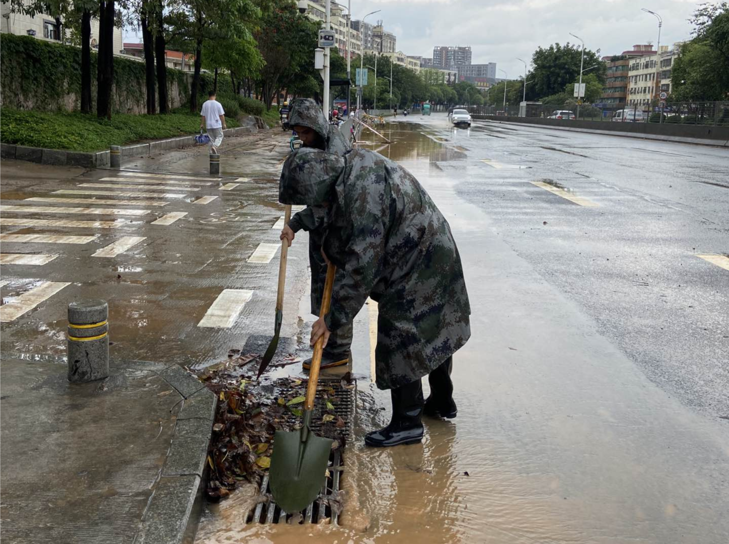 突发汛情，宝安民兵冲锋在防汛一线