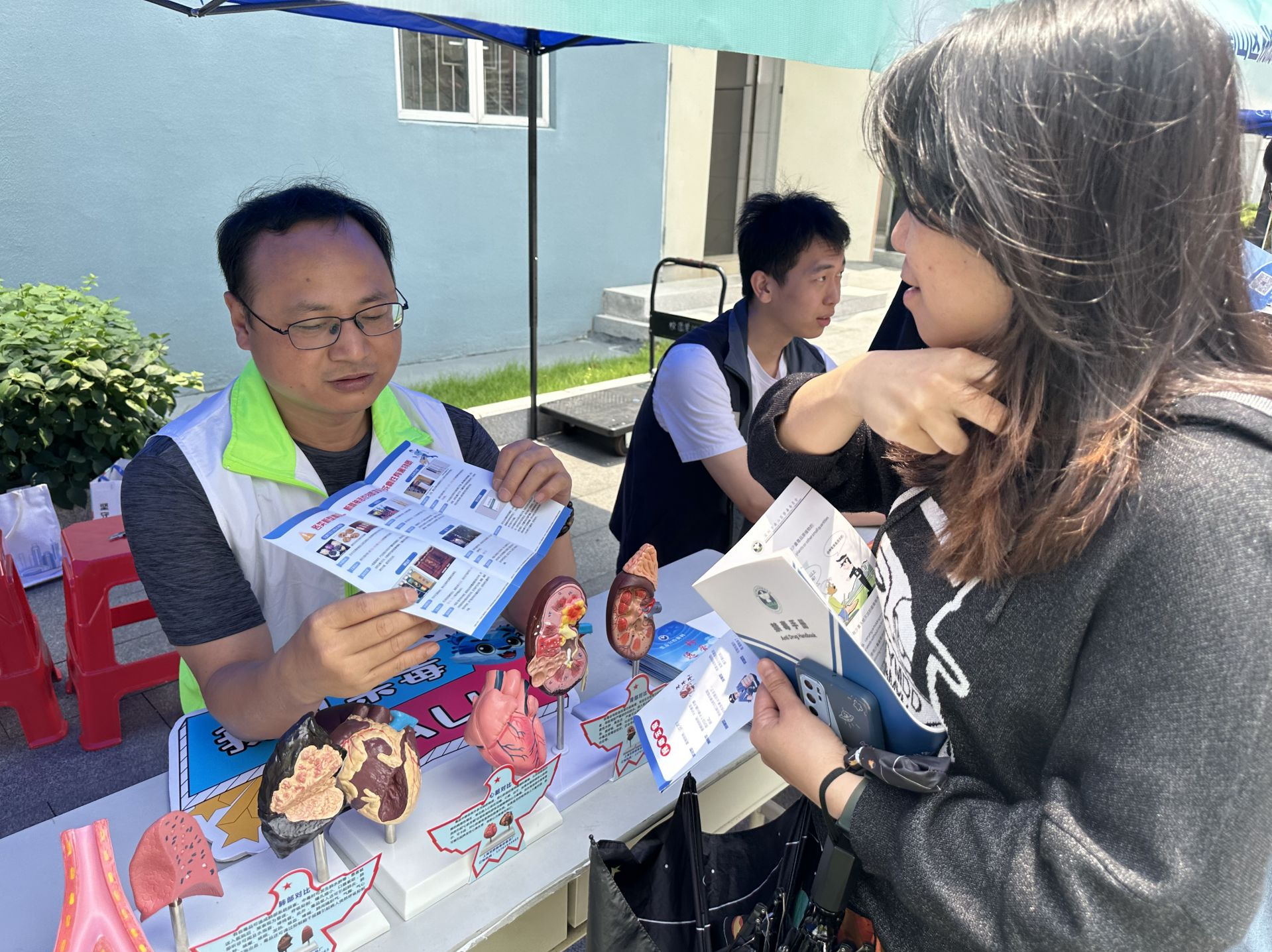 守护青春不“毒”行，南山桃源街道禁毒宣传进高校  