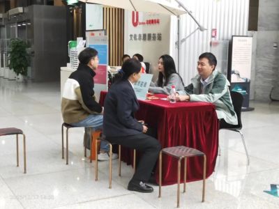 每个周末都会有律师为读者提供法律服务 深圳图书馆公益律师全年服务超700小时