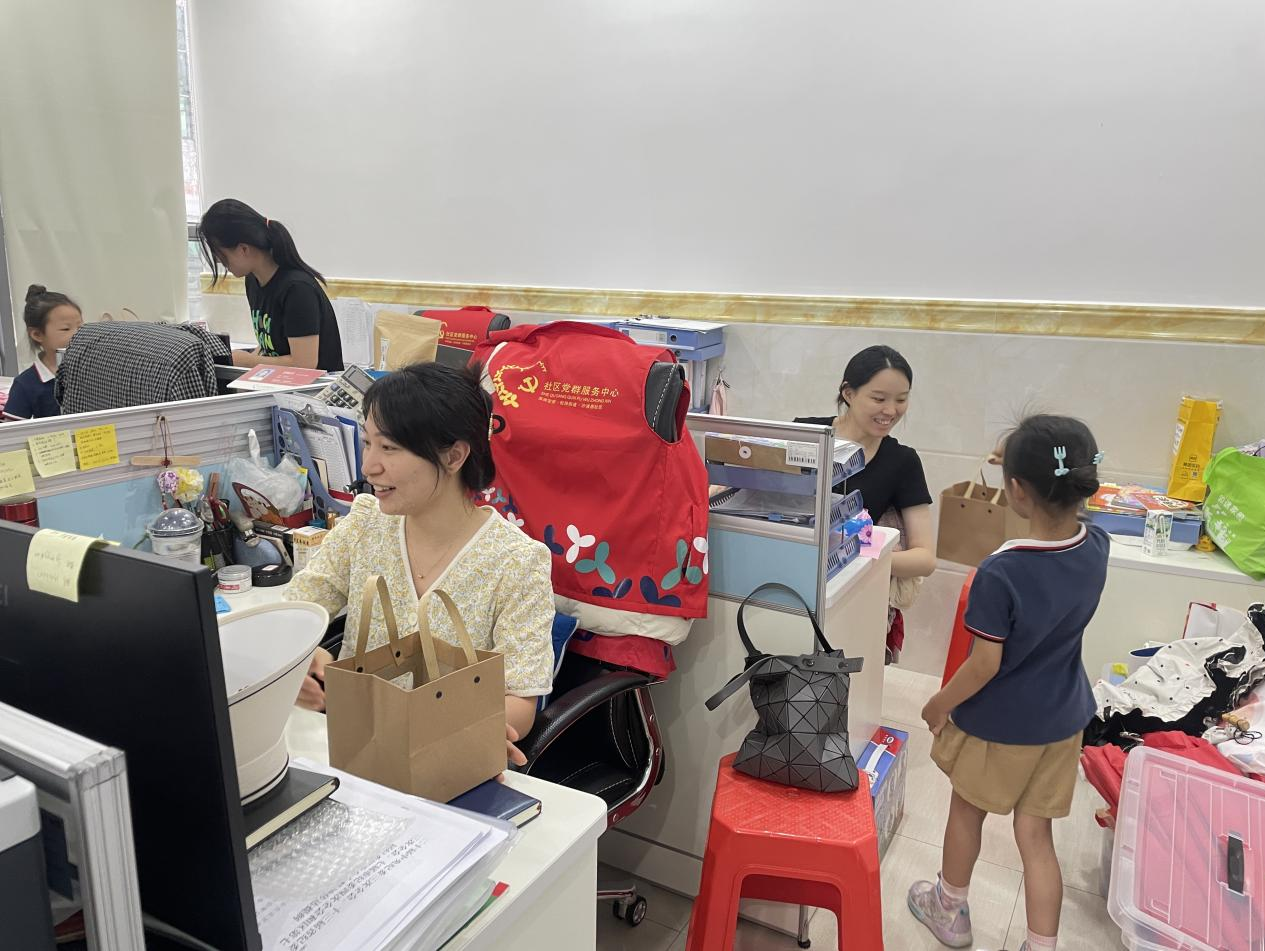 童心献给最可爱的人——沙浦围幼儿进社区慰问社区工作人员      