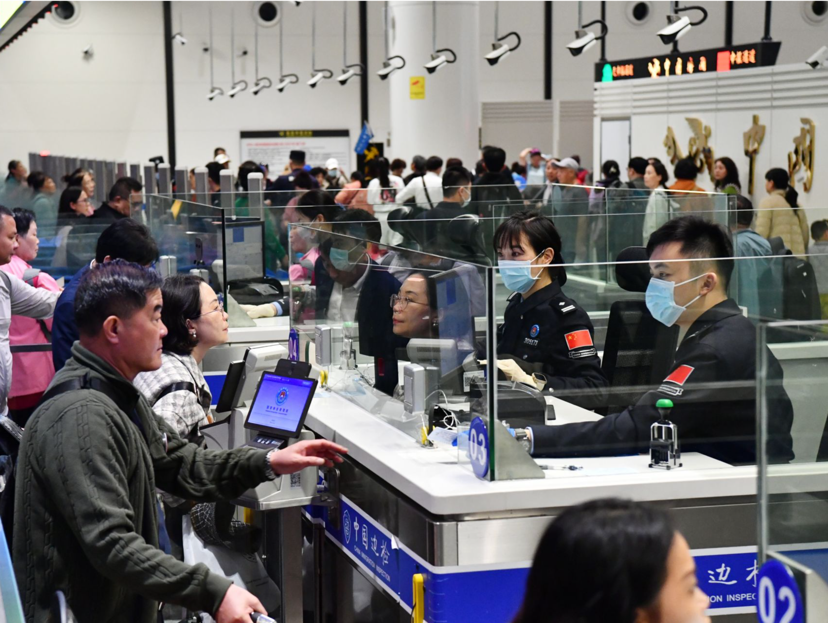 一季度全国出入境人员超1.41亿人次 同比上升117.8%