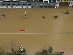 广东英德：转移群众近两万人 抗洪救灾进行中