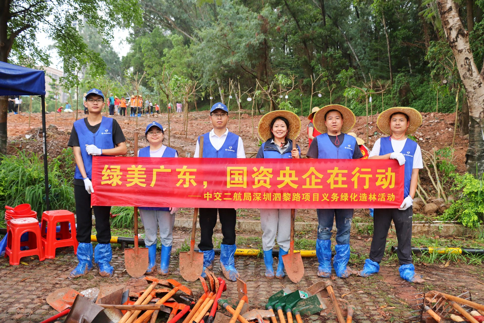 绿美广东，国资央企在行动！中交二航局深圳泗黎路改造项目开展义务植树活动