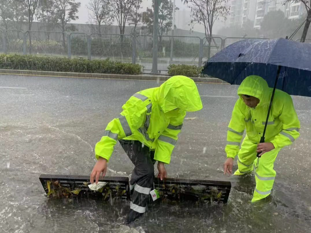 深圳道路积水严重？市三防办：排涝车驻点值守及时抽排，积水在两小时内完全消退