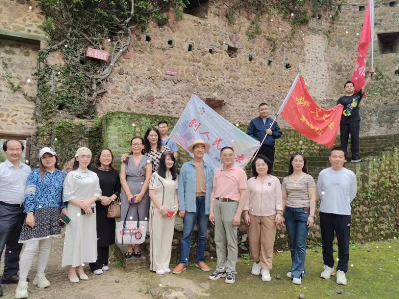 深圳作家赴广东始兴采风“送爱心”