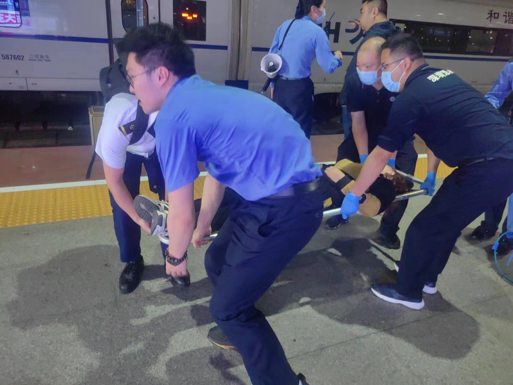 他们为旅客“抢”下黄金救助时间
