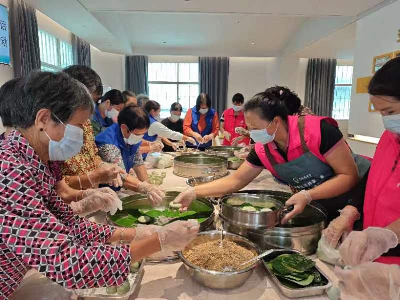 石井街道：共品传统美食 共话“楼栋自治”  