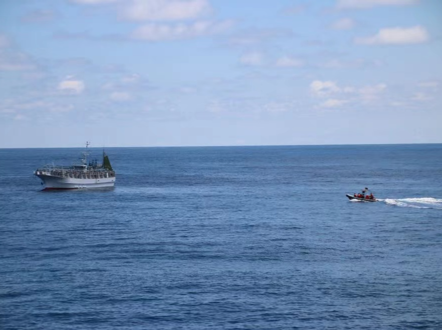 中国海警舰艇编队4月12日在我钓鱼岛领海巡航