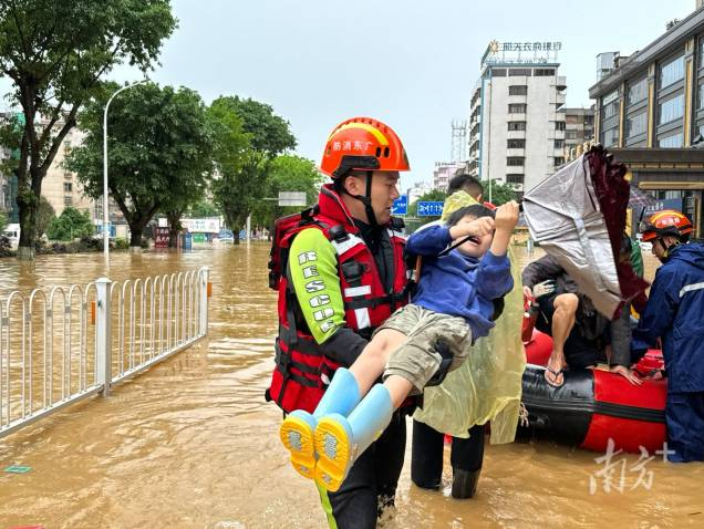 持续强降雨中，他们用双手和肩膀托起生命与希望