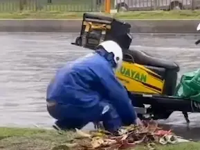 深边事 | 暴雨中，深圳街头外卖小哥这一举动太暖心！
