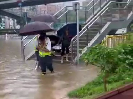 背女孩趟过积水路面……暴雨中，这家企业员工挺身而出！
