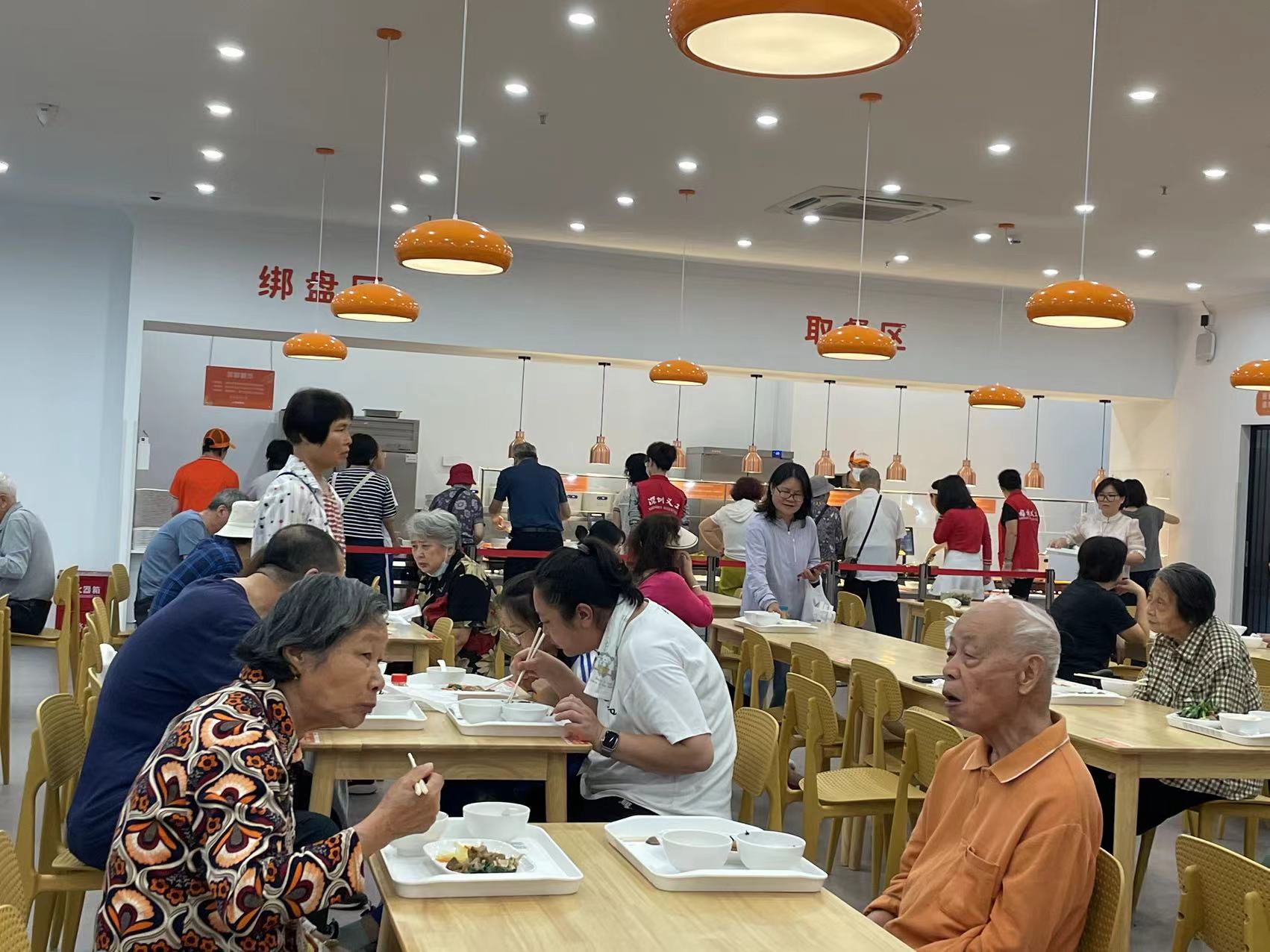 数字化社区食堂落户福田区梅林一村，记者走访体验老年居民点赞