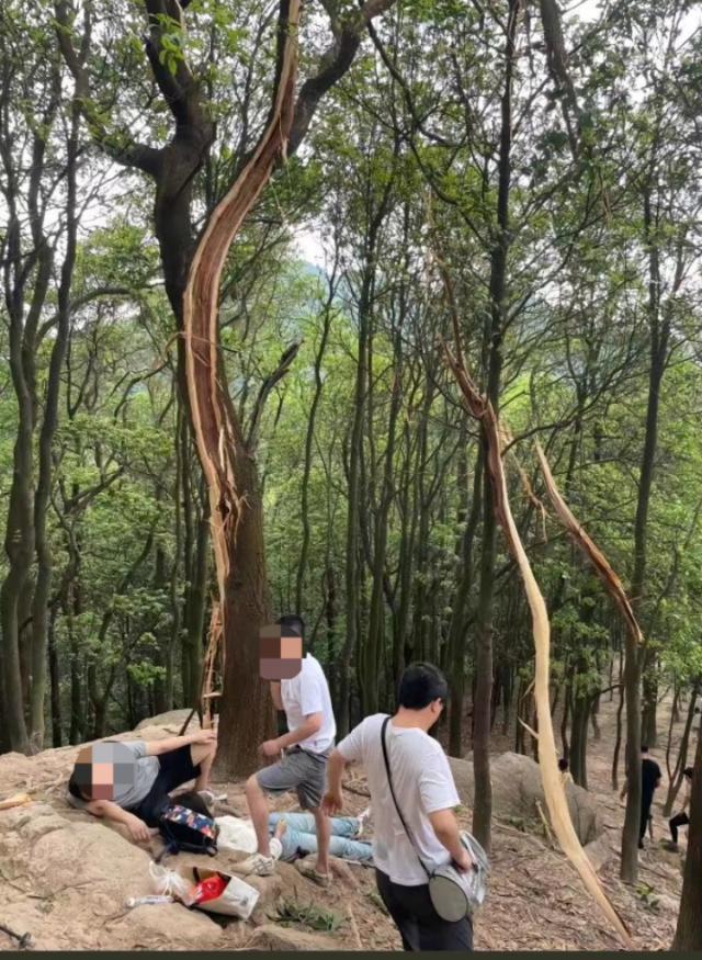 一女子被雷电击中躺倒在地。网络图