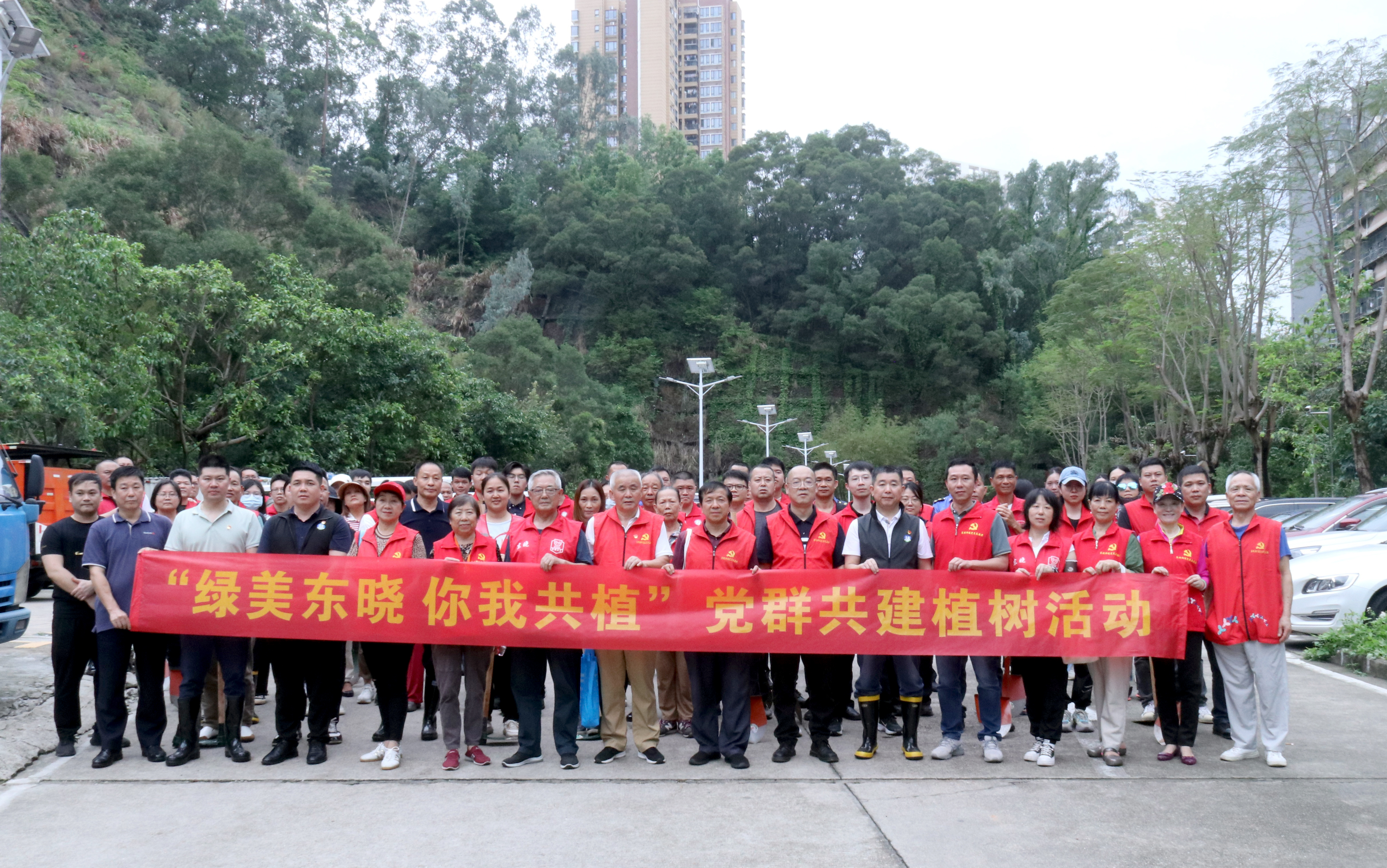 东晓街道组织各社区开展植绿环保主题活动