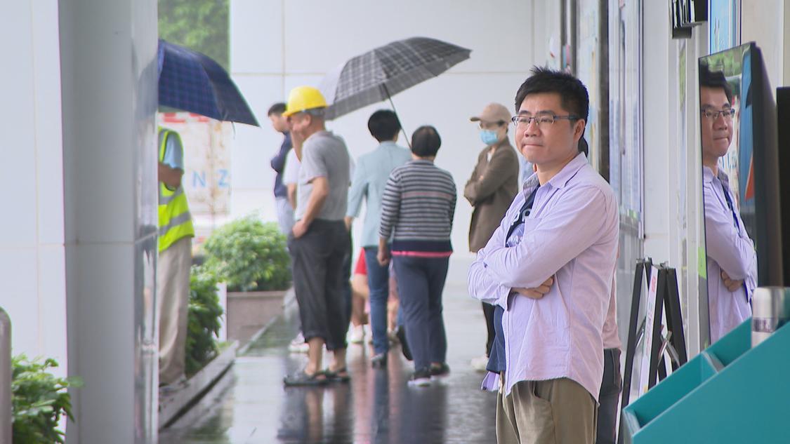 假期收尾遇雷雨 高速公路服务区繁忙