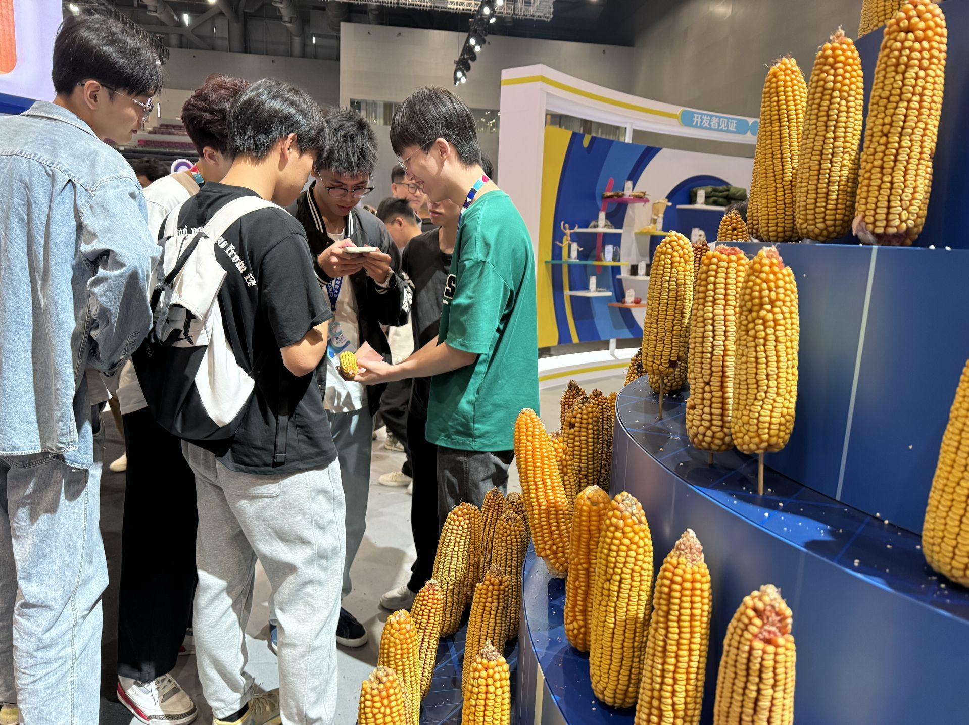 百度在深圳搭了个AI小镇，现场人手一根玉米！怎么回事？
