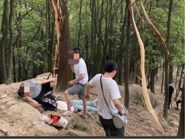 中山一女子被雷击倒地，目击者：胳膊瞬间麻了