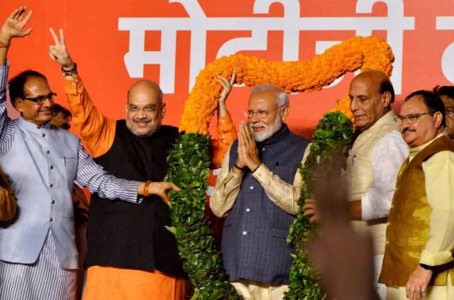2019年5月23日，在印度新德里的人民党总部，印度总理莫迪（中）庆祝在大选中获胜。新华社发