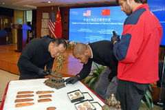 新华全媒+｜美国纽约曼哈顿区检察官办公室向中国返还38件文物艺术品 