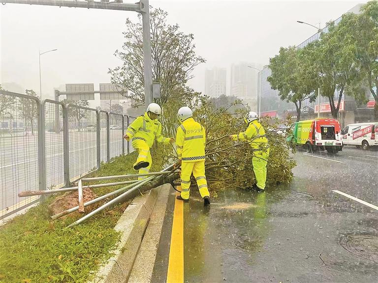 宝安交警温馨提醒：雨天行车要牢记降速、控距、亮尾！