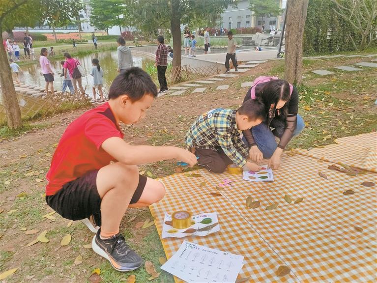 大手牵小手记录大自然的美好 新和社区亲子家庭制作树叶画作