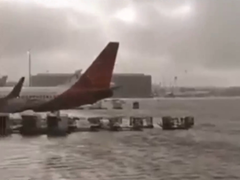 阿联酋遇罕见暴雨 迪拜机场被淹