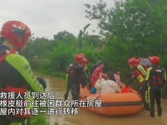 广东英德：暴雨引发内涝 消防转移数名受困群众 