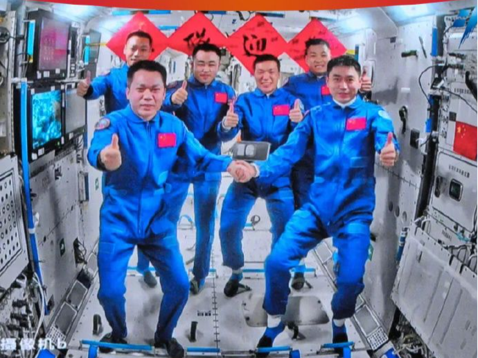 中国航天员有了4张太空6人合影：每张都是梦想的接力