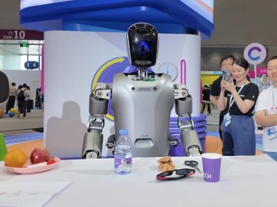 AI大模型和人形机器人组团“出道”，优必选Walker S亮相百度AI开发者大会