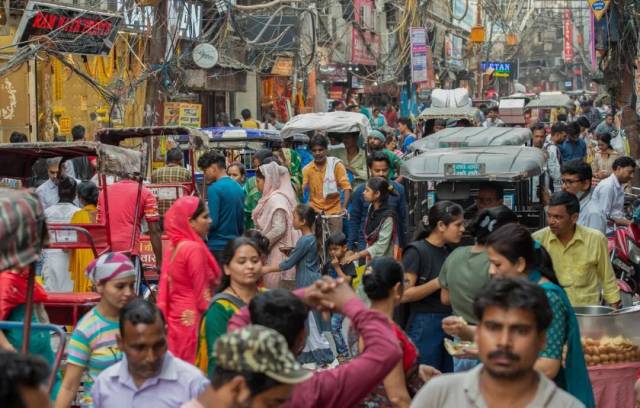 2023年4月26日，人们聚集在印度新德里的一处市场。新华社发（贾韦德·达尔摄）