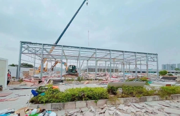 凤凰街道拆除1万平方米超期临时建筑助力月亮路建设