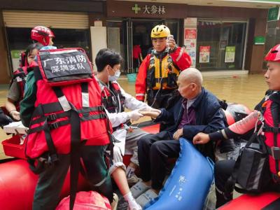 深圳消防集结百人力量驰援清远 助125名居民脱困