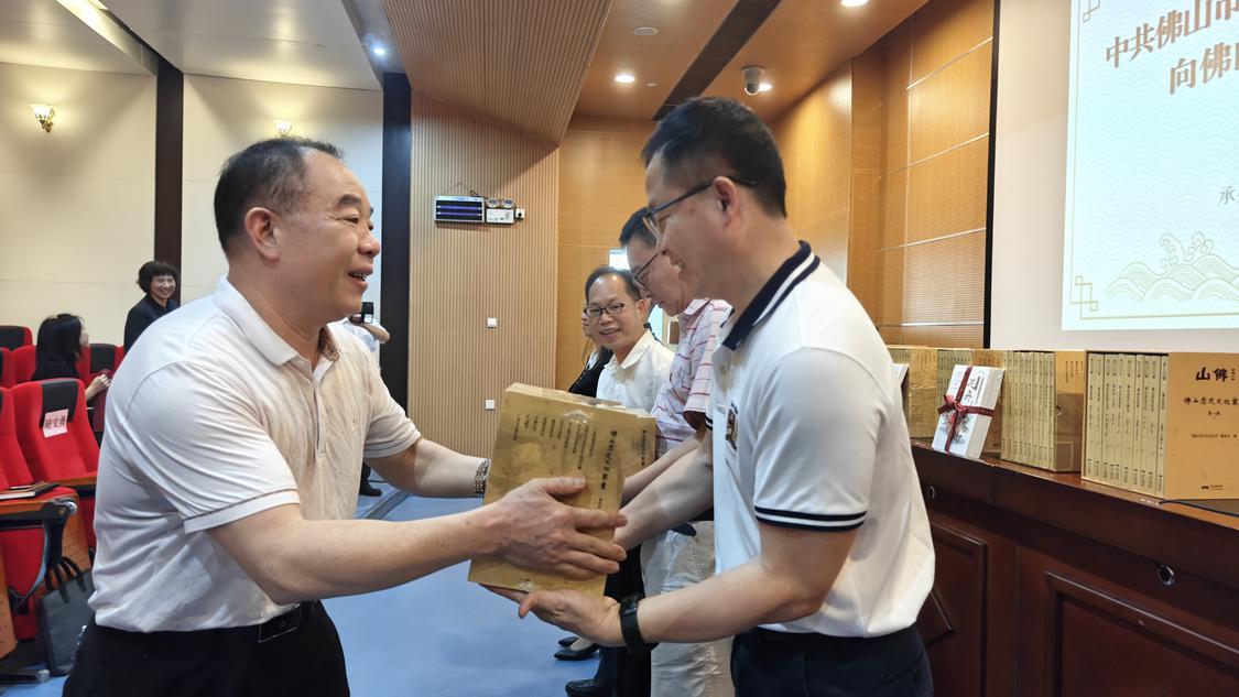 《佛山历史文化丛书》入藏佛山市基层方志文化场馆