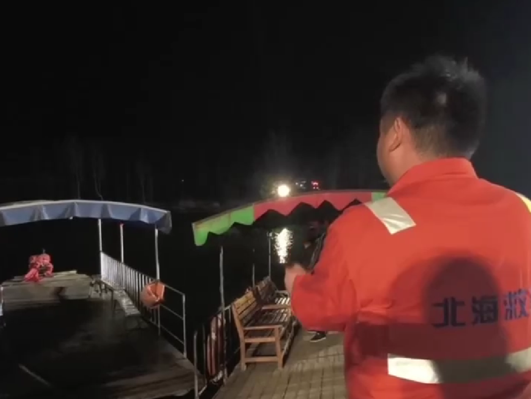 致12人遇难！秦皇岛侧翻船只为非法改装“黑游船”，落水游客多为未穿救生衣老年人