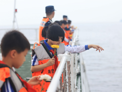 深圳海警组织罗湖区学生举行清明祭奠英烈活动