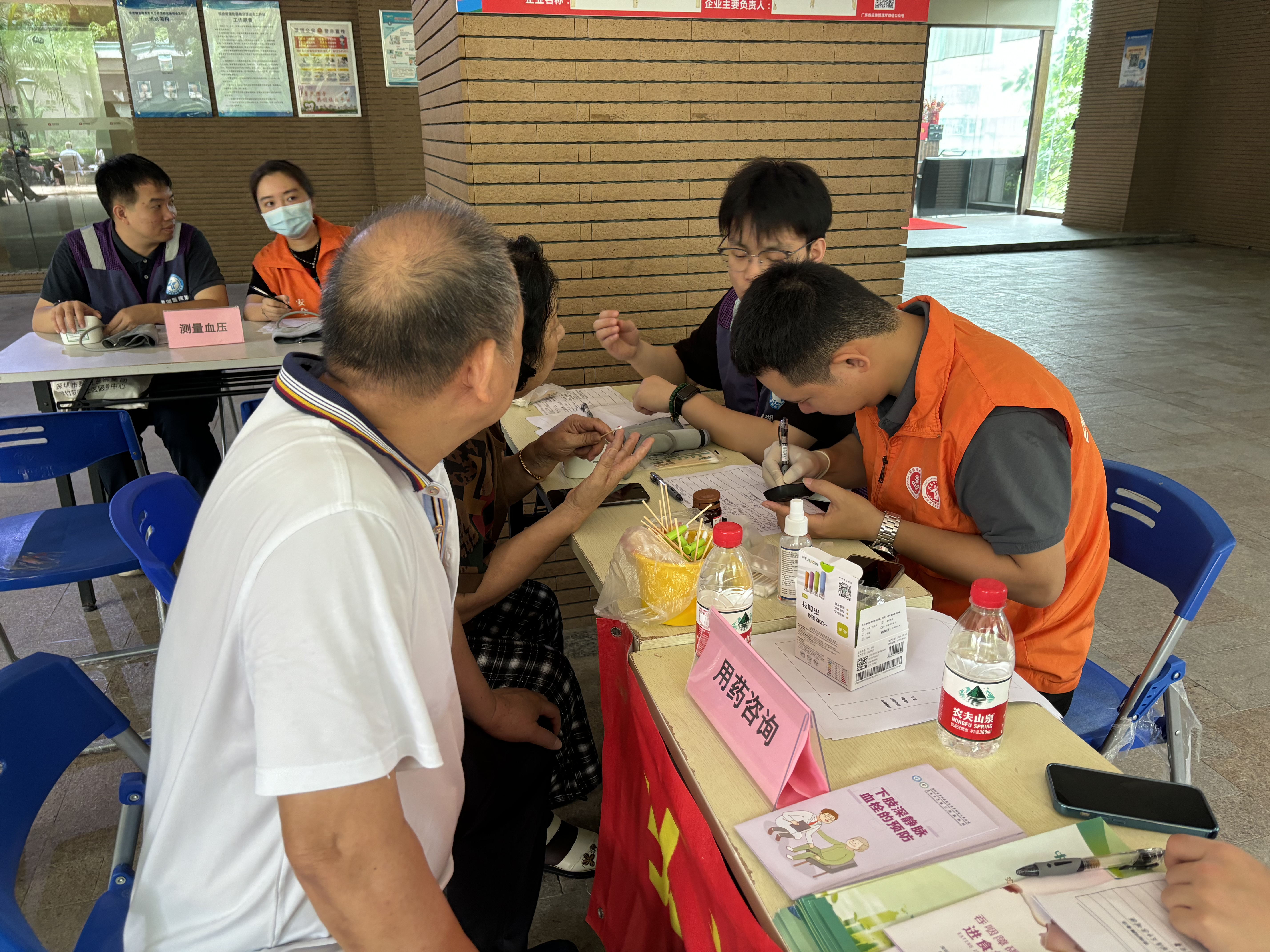 翠竹街道两社区联合举办“健康义诊”活动