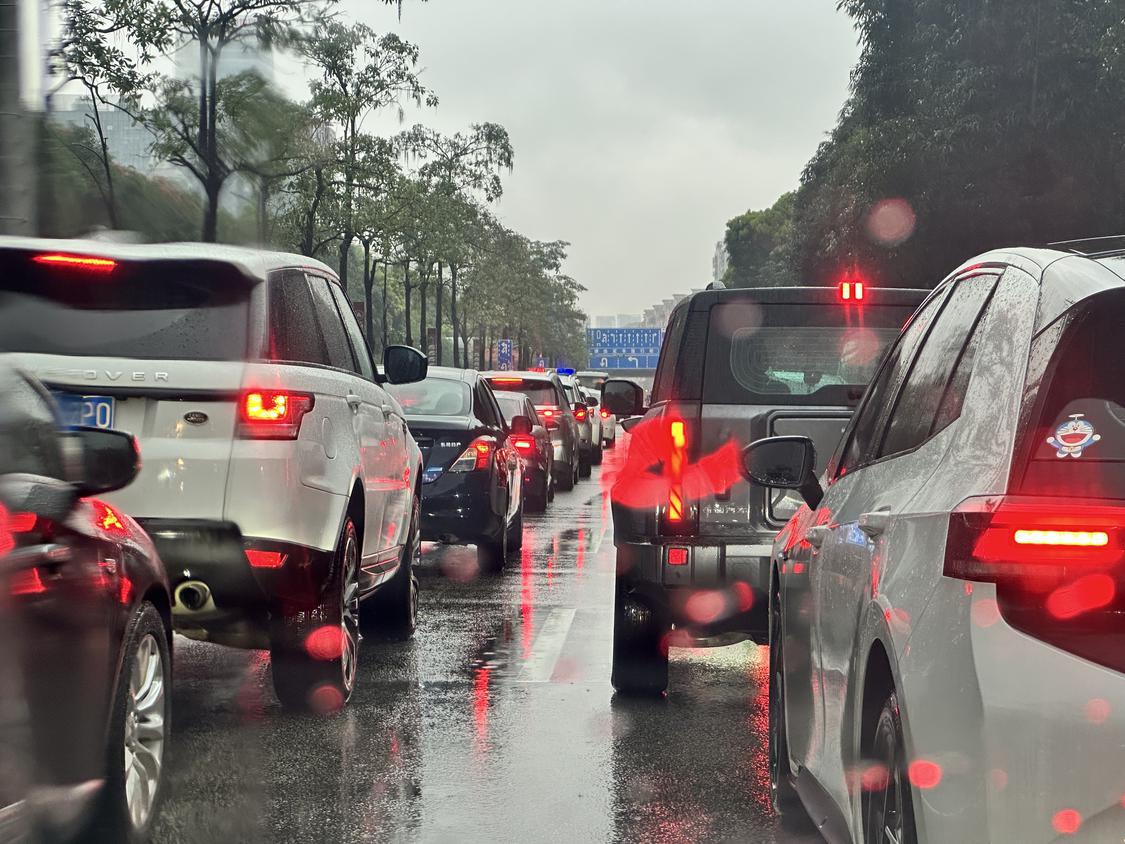 强降雨直击｜南海大道周边路段早高峰拥堵严重