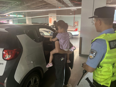 1岁女童被困车内浑身湿透，紧急时刻龙岗警方破窗施救